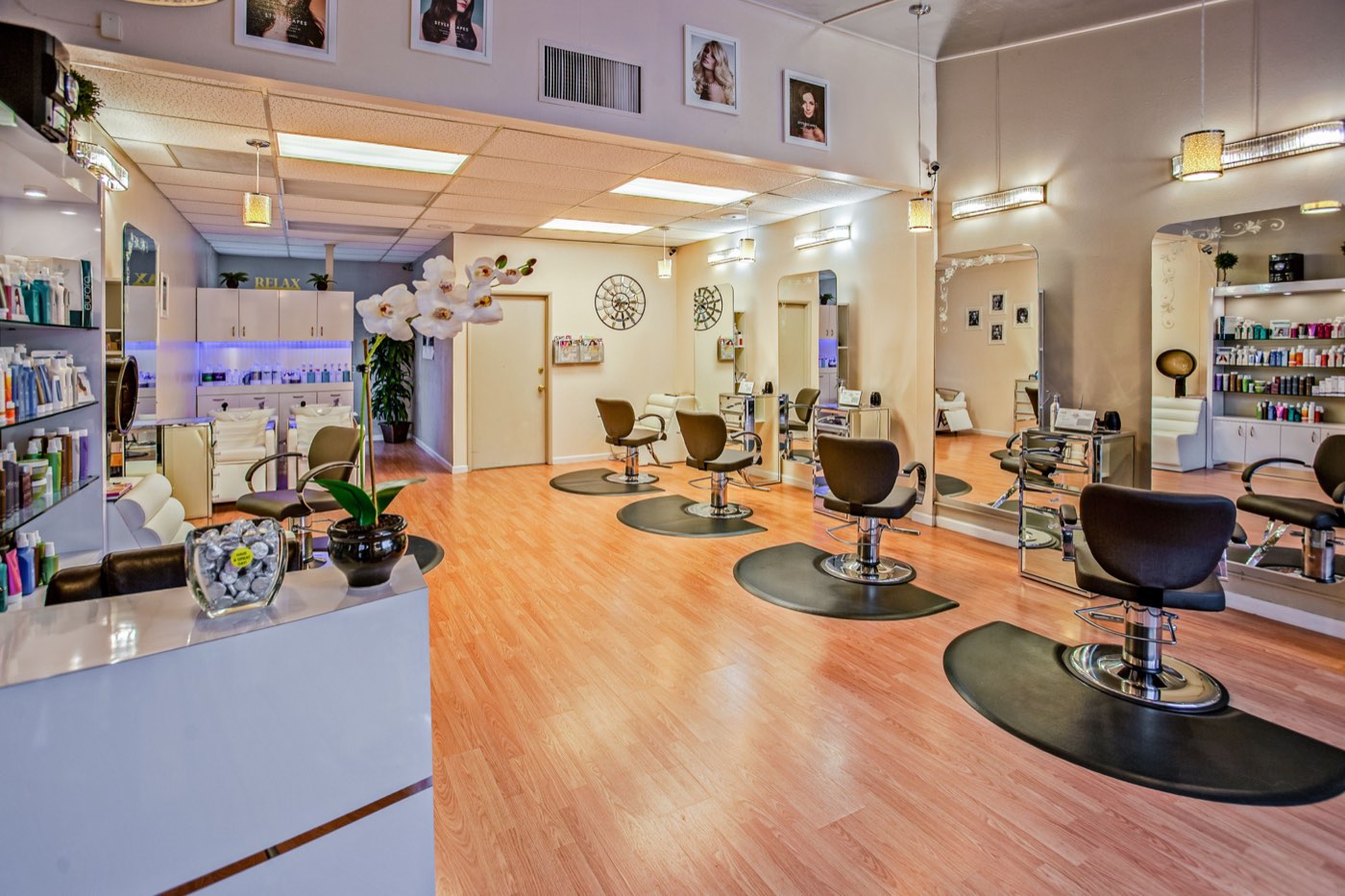 Blick in den Friseursalon mit Waschplätzen und Bedienstühlen