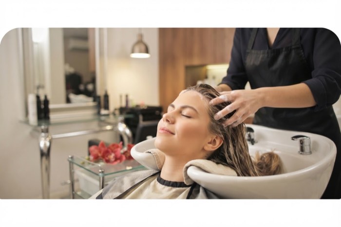 Kundin bei der Haarwäsche am Waschplatz